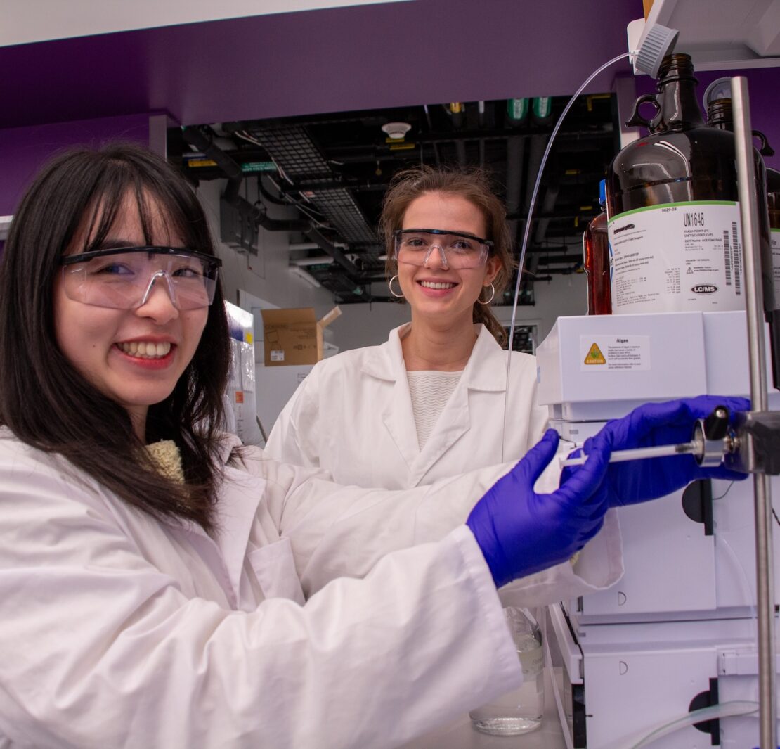 Tác giả chính Qiuyue Nie và đồng tác giả Maria Zotova (từ trái sang) đang tinh sạch các mẫu nấm. (Ảnh: Bella Ciervo)