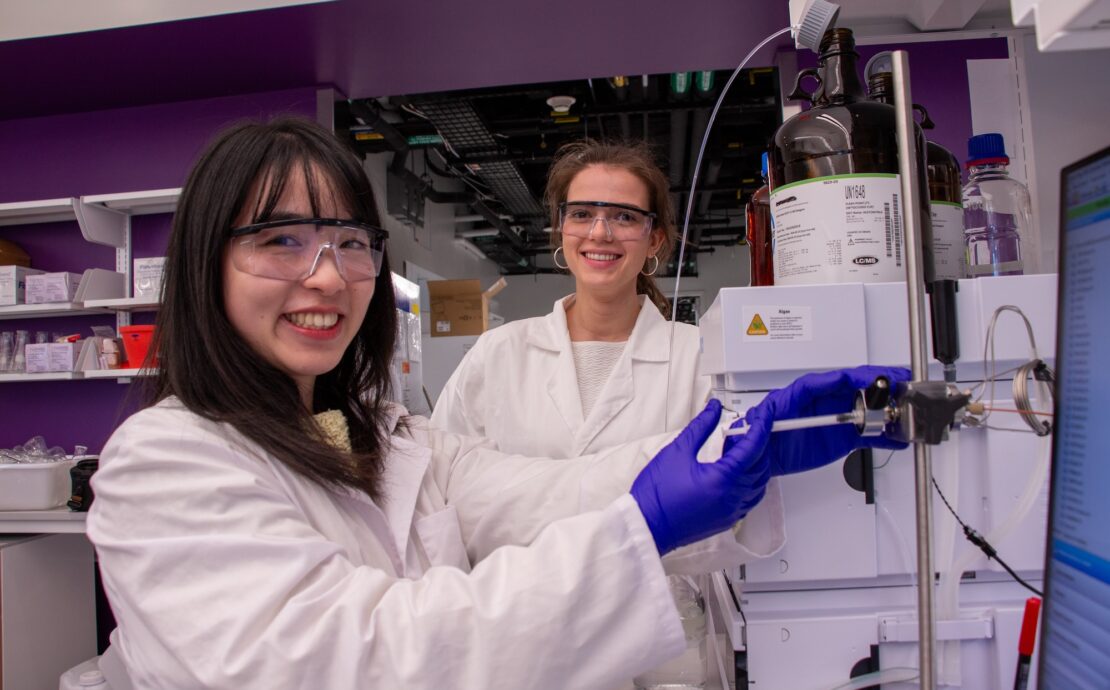 Tác giả chính Qiuyue Nie và đồng tác giả Maria Zotova (từ trái sang) đang tinh sạch các mẫu nấm. (Ảnh: Bella Ciervo)