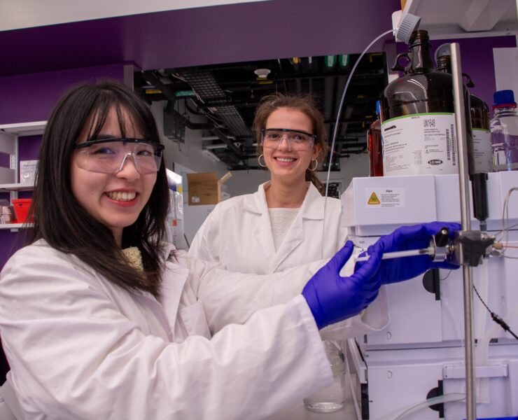 Tác giả chính Qiuyue Nie và đồng tác giả Maria Zotova (từ trái sang) đang tinh sạch các mẫu nấm. (Ảnh: Bella Ciervo)